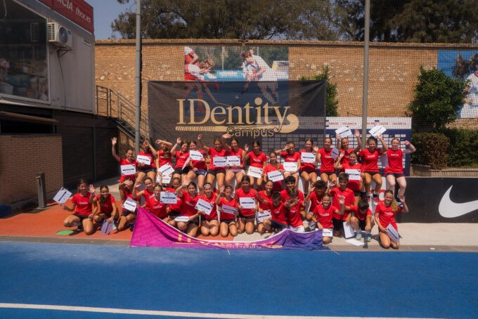 Deportistas entrenando en el Campus Identity 2025 de hockey en Valencia