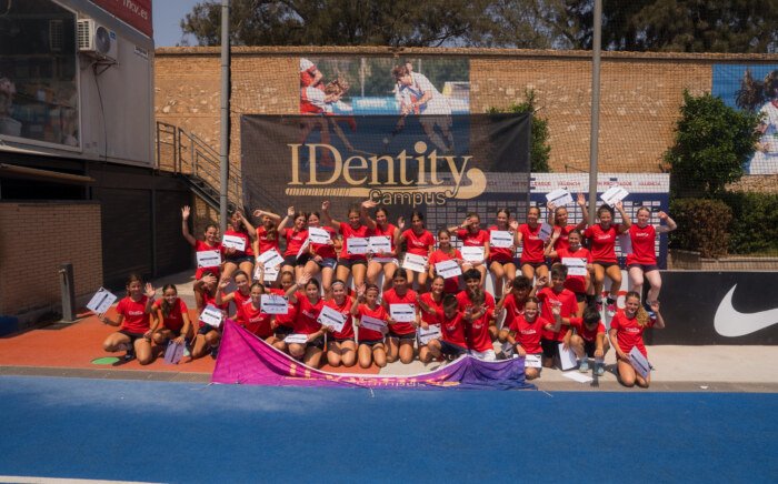Deportistas entrenando en el Campus Identity 2025 de hockey en Valencia