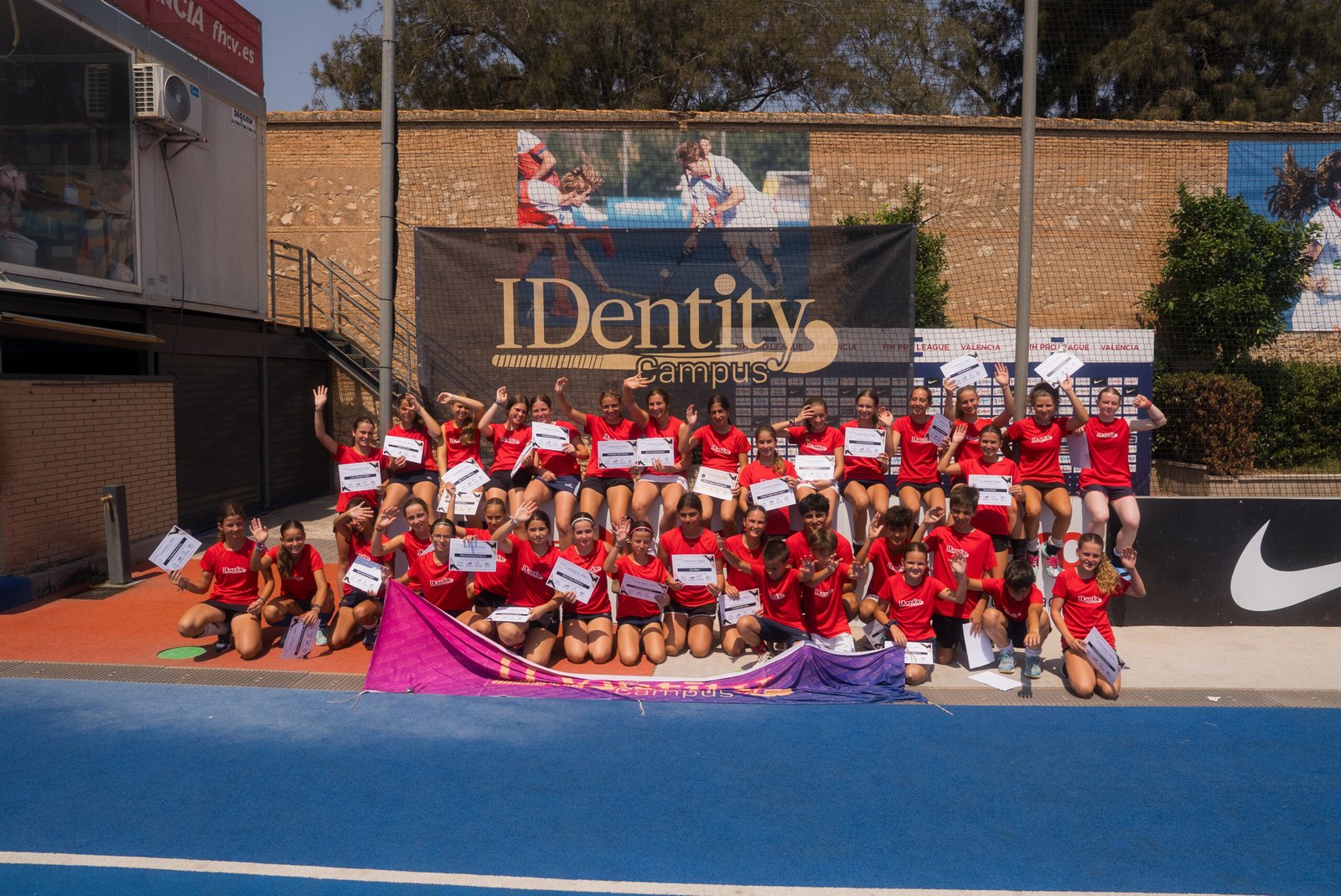 Deportistas entrenando en el Campus Identity 2025 de hockey en Valencia